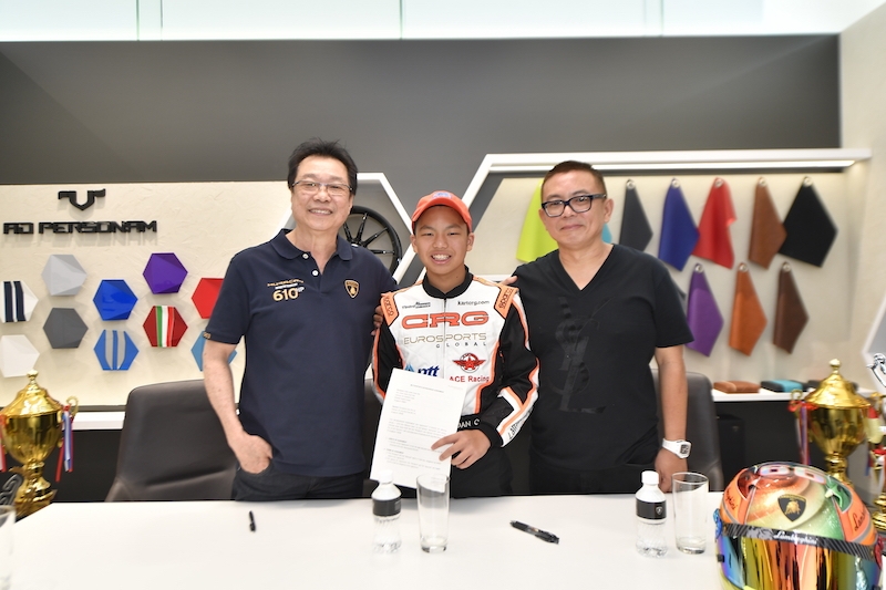 Aidan Quek together with Melvin Goh, Managing Director of EuroSports Global (left) and his father, Albert Quek (right) 