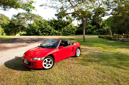 The two-door soft-top roadster sits two, and was in production from May 1991 to February 1996. I have to say that it is not particularly handsome for a cabriolet, but if you do realise where I’m coming from, the Keis were meant to be cute and friendly. Four bright color variants are available in white, yellow, red and silver. The limited edition Version F and Version C comes in metallic green and blue, respectively. Mechanical upgrades like ABS and LSD were optional features on the Version Z.