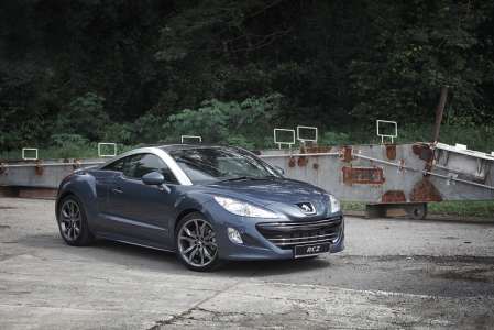While the automatic variant delivered a good drive, the manual version of the RCZ feels more nimble, more eager and pounces a lot harder than the automatic. While the ride was still a good compromise between comfort and sportiness, the manual variant feels tauter in the corners and delivers more feedback. 