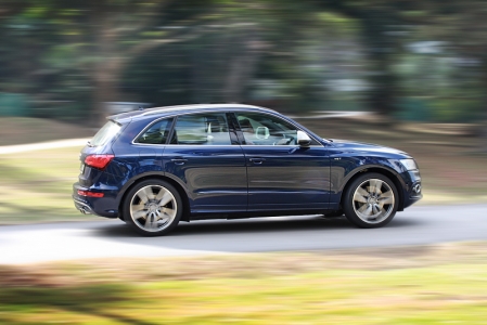 The SQ5 is powered by a 3.0-litre supercharged unit that pushes out 354 bhp and 450 Nm of torque. That might not be a lot in this day and age, but it is enough to take the SQ5 from standstill to 100km/h in a mere 5.3 seconds. That puts it way ahead of its competitors like the Cayenne and X5. 
