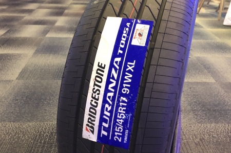 This flagship tyre features variable pitch that reduces pattern noise and high-angle sipes that are fine-tuned to soften tyre impact on the road leading to less road noise. 