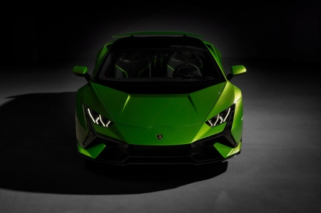 Let's remind ourselves first of the recent scintillating experience with the Huracan STO:



If a rear-wheel drive Huracan is up your alley but the Huracan Evo is a bit too soft (if 'soft' is a word that could be applied to any modern Lamborghini) and the STO is a bit too extreme for your tastes, worry not. Lamborghini has the Huracan Tecnica just for you.