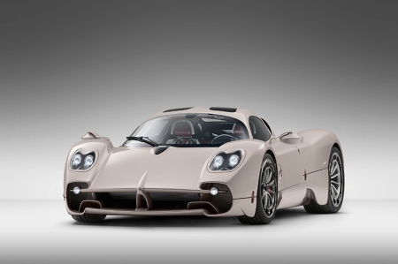 As a hypercar brand, Pagani produces some of the most beautiful machines on Earth. It’s certainly not an easy task to improve upon its existing portfolio, but the marque approached former Pagani owners in order to get insights on what they wished to see in a new car. These three distinct terms were prevalent each time they replied: simplicity, lightness, and the pleasure of driving.
