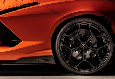 The design and materials help to deliver outstanding performance at high speeds, excellent steering responses and precision that’s ideally suited to the Lamborghini Revuelto’s ultimate performance DNA, along with outstanding grip on dry and wet surfaces.