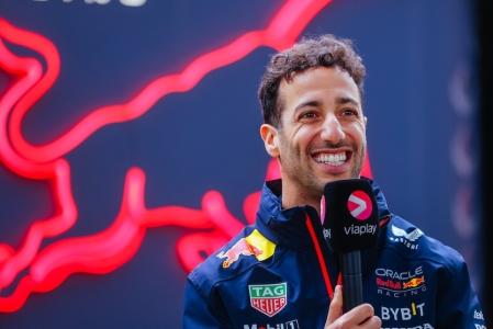 In a surprising turn of events, Red Bull has made a sensational swap in their Formula 1 lineup, replacing struggling driver Nyck de Vries with the returning Australian racer Daniel Ricciardo at AlphaTauri.

Ricciardo, who previously drove for Red Bull from 2014 to 2018, has been brought back into the fold after stints at Renault and McLaren. Despite initially being signed as a third/reserve driver for Red Bull in 2023, Ricciardo has now been loaned to AlphaTauri for the remainder of the season.
