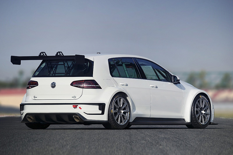2-litre turbo engine with direct fuel injection comes from the Golf R. In this lightweight race car, the engine generates 330 bhp.