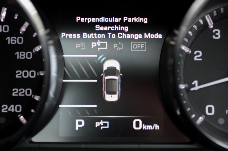 Park Assist, featuring automated parallel parking and parking exit, comes standard in this HSE variant.