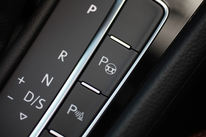 Not confident of your parking skills? Fret not, these two buttons would happily assist you
