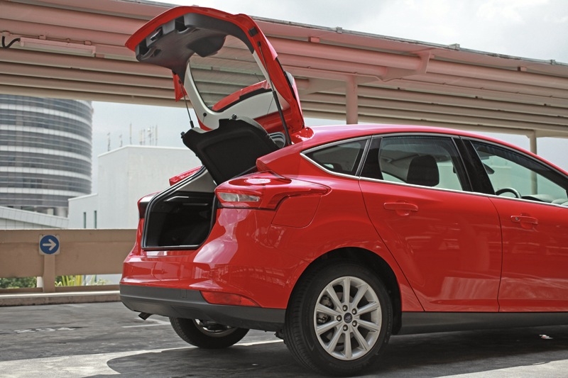 The rear hatch that opens high ensure getting items in and out of the boot is a hassle-free affair