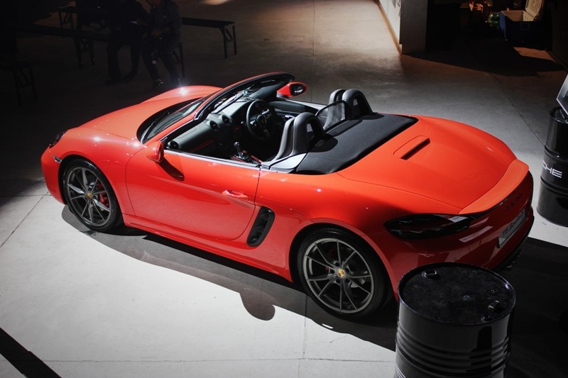 The convertible top can be opened and closed in 9 seconds at speeds of up to 50km/h.
