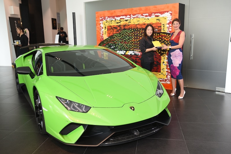 Ms Silvia Saliti, Head of Marketing & PR APAC, SEA, Oceania and India, Automobil Lamborghini presenting a token of appreciation to Chef Janice Wong who had created an edible art installation