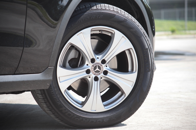 18-inch alloys wrapped in 235/60 R-18 Pirelli Scorpion Verde tyres