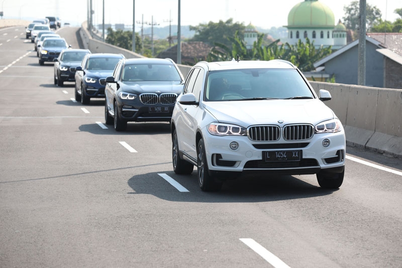 The large X5 xDrive35i leading the convoy