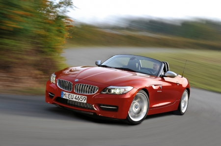 With appropriate optimization in engine technology, the maximum output of the 3.0-litre power unit is increased to 340 hp with peak torque at 450 Nm, increasing briefly with the Overboost function to 500 Nm. The outstanding power and performance of the BMW Z4 sDrive35is is expressed in particular by the significant increase in pulling power and muscle to be clearly experienced in all situations, accelerating from a standstill to 100 km/h in just 4.8 seconds.