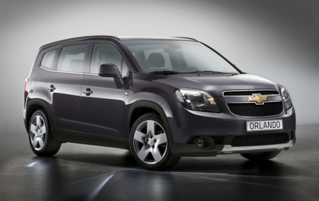 Based on the show car concept first seen at the Paris show in 2008, the Chevrolet Orlando is a vehicle designed for modern families, combining seven-seat practicality and interior flexibility with a crossover style design. Chevrolet's new compact MPV features a bold appearance with its low roof line and crossover inspired silhouette, while retaining the distinctive and recognizable Chevrolet 'global face' depicted by the split grille and bow-tie badge. The Orlando's low swept roof line is complemented by the muscular, protruding wheel-arches, housing 16, 17 or 18 inch wheels.