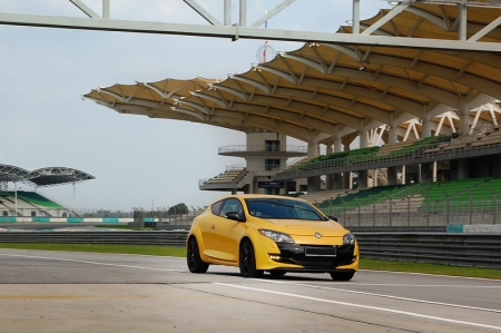 At Sepang International Circuit, the RS owners were guided by Denis Lian and other experienced instructors from Wearnes Motorsports in navigating their Renaults on the challenging track. Under the tutelage of these instructors, the RS owners can better understand their Renaults on the track as well as improve their handling of the cars. 