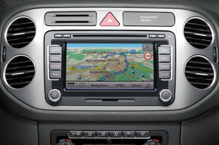 The factory-fitted RNS 510 radio navigation system uses the Global Positioning System (GPS) to provide turn-by-turn route guidance. It features full touchscreen control on its 6.5-inch widescreen display. For added convenience, voice control can be used for certain functions. The device identifies short voice commands like “start route guidance” and immediately begins to calculate the route.