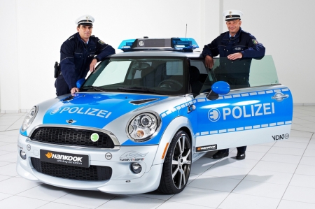 AC Schnitzer, more than almost any other tuning specialist for the MINI brand, stands for individuality and safety. Consequently, the Aachen-based company has largely taken responsibility for the MINI and provided a uniquely spectacular campaign vehicle. The MINI E in Police Look was presented for the first time at the Essen Motor Show 2010 and has since appeared as a symbolic vehicle at numerous shows and tuning events. The BMW Group is the first manufacturer to apply the latest state of lithium ion technology in a totally electric powered vehicle. So the MINI E lives up to its name - 