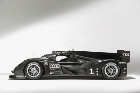 The chassis and aerodynamics package contains a lot of know-how from the R8, the R10 TDI and the R15 TDI, whereas the fitting of identically sized front
and rear wheels is new to an Audi Le Mans sports car. This configuration allows
a more balanced weight distribution. The R18’s headlights, which are the first to completely consist of LEDs with optimised amount of light, are a technical highlight. The new generation of headlights was developed in close cooperation between Audi Sport and the Technical Development (TE) division of AUDI AG, and using it at Le Mans will further prepare it for future use in production vehicles. Audi’s light designers had the chance to make their mark on the development as well: The LEDs of the daytime light form the shape of a “1” which is intended to inspire associations with Audi’s historic brand logo.