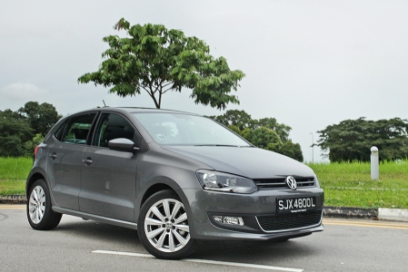 However, if there’s any comment to be made on the exterior of the new fifth generation Polo, it does come with some lineage pretensions, its silhouette resembling a Golf from afar. It sports the same chunky dimensions as its older sibling with the same staid looking roof line. Product differentiation wise, there are still some elements that separate the Polo from the Golf such as the rear lights and a sportier looking front bumper. 