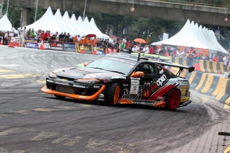 Tengku Djan said, “It is a great feeling to have won the overall Asian Championship, although it would have been better to finish with a win in Malaysia.” He crashed out at the first elimination round of the final 32 drivers, clinching the overall title with just 28 points ahead of Non Saranon.