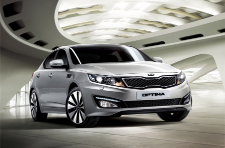 Longer, wider and lower than before, the Kia’s coupe-like profile is accentuated by the low and sleek roof line. Still, Kia claims the interior to be spacious, and with class-leading levels of safety and luxury equipment, the Optima K5 will come with a black interior and ‘sports package’ as standard.