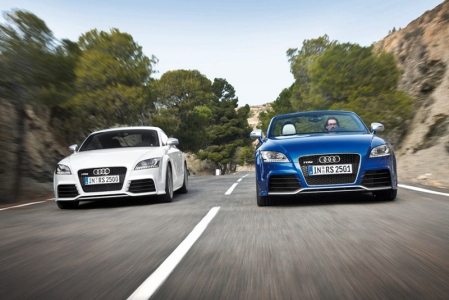 The new TT RS now comes with a seven-speed S tronic dual clutch transmission, as compared to its predecessor that only received six gears. The top speed is still electronically limited to 250km/h, but it takes the coupe 4.3 seconds to do the 0-100km/h sprint, as opposed to 4.6 seconds.