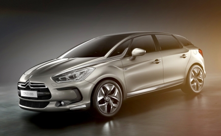 Based on the C-SportLounge concept, the DS5 is designed with smooth-flowing lines, a sleek profile and muscular wheel arches that wrap around large alloy wheels. There is an over sized air intake, a large chrome-finished grille housing the chevrons and a new LED light signature. A distinguishing feature, the DS5 boasts of a chrome-finished “sabre” inserts stretching from the top of each head lamp to the windscreen. 