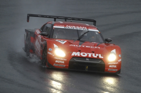 Among these, Ito (No. 6) was running at the fastest pace and gradually closing what was initially a 16-second gap between him and Motoyama (No. 23). It looked as if Ito would eventually take the lead if that pace continued, but with about ten laps remaining the rain began falling harder and forming puddles on the track that made conditions treacherous. Cars began spinning out and running off the track. Seeing this, the Clerk of the course ordered the red flag out at the end of lap 60 to stop the race. Eventually it was decided to end the competition at this point, making the running order at the end of lap 59 the final finishing order. This gave the victory to the No. 23 MOTUL AUTECH GT-R (Satoshi Motoyama/Benoit Treluyer). Finishing seconnd was the No. 6 ENEOS SUSTINA SC430 (Daisuke Ito/Kazuya Oshima), while third went to the No. 19 WedsSport ADVAN SC430 (Tatsuya Kataoka/Seiji Ara). 