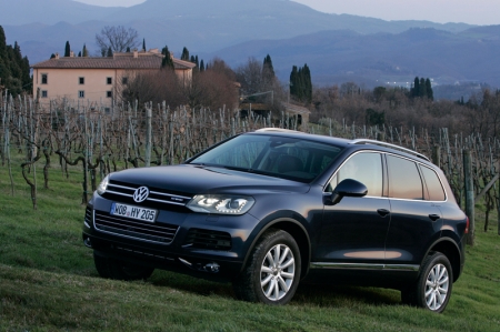 Both power plants are mated to an eight speed automatic transmission that is designed for towing and offroad use. The Touareg Hybrid reaches a top speed of 240 km/h and accelerates to 100 km/h in just 6.5 seconds. A 1.7-kWh nickel metal hydride (Ni-MH) battery pack now sits in the spare tyre well and packs enough energy to drive the Touareg up to two kilometres. The battery is kept at an optimum operating temperature with two fans and a duct that leads to the interior ventilation system.