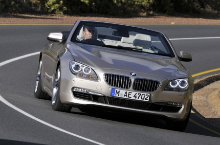 Capable of offering a luxurious yet dynamic driving experience, the new BMW 6 Series Convertible is reflected in the sportiness of its exterior design. A long, sweeping bonnet, set-back passenger compartment, long wheelbase and flat waistline combine to create the proportions typical of a BMW convertible. The precise interplay of eye-catching lines and meticulously sculpted surfaces help to give the new 6 Series Convertible an arresting look. 