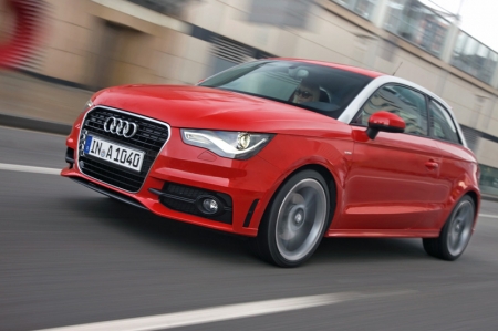 The faster, sportier and more powerful Audi A1 has a compact, lightweight engine with four valves per cylinder, delivering 185 bhp and 250 Nm of torque. The sprint from zero to 100 km/h takes just 6.9 seconds, and the top speed is 227 km/h. This A1 achieves its spontaneous response and high propulsive power, even at high speeds, thanks to its special concept — a combination of super charger and turbo charger.
