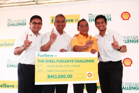 Encik Azman Ismail, Managing Director of Shell Malaysia Trading Sdn Bhd and Shell Timur Sdn Bhd who hosted the event said, “Nowadays, more and more motorists are looking for ways to cut back on spending without compromising their lifestyle. Enriched with Shell Efficiency Improver, Shell FuelSave 95 is formulated to help motorists save up to one litre of fuel per tank. It is a lifestyle enabler which helps Malaysians stretch their ringgit. Motorists can now go further at no extra cost.” He added, “In addition to providing the best quality fuels, Shell is also committed to educating motoring communities to be more fuel efficient. The Shell FuelSave Challenge, which depicts real city driving conditions, aims to demonstrate just how far Malaysian motorists can go with Shell FuelSave 95, accompanied with simple and practical Shell FuelSave tips.”