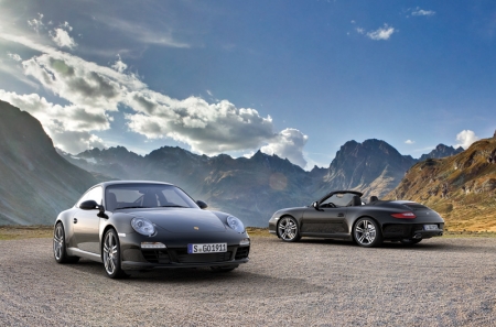 The car comes in plain black as standard, with basalt black metallic also available as an option. The Cabrio hood is principally of black cloth. In addition, the 19 inch 911 Turbo II rims provide an unobstructed view of the brakes, naturally with black, four-piston aluminium monobloc fixed callipers. The grey top-tint in the windscreen is standard in the 911 Black Edition, rounding off the overall impression on a harmonious note.