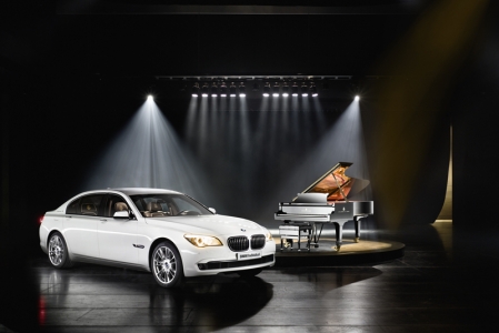 For its official premiere in Singapore, the BMW Individual 7 Series Composition inspired by Steinway & Sons will be presented in two perfectly coordinated colour variants. Both the exterior and the interior design are modelled on the colours of the piano keyboard and its contrast between black and white. At the same time, the paint finish - which comes in a choice of black or white - and upholstery and surface materials are the result of a design and build quality that is unique worldwide and has been developed explicitly for this special edition. Adding an even more exclusive touch, precise highlight details complete the sophisticated appearance.