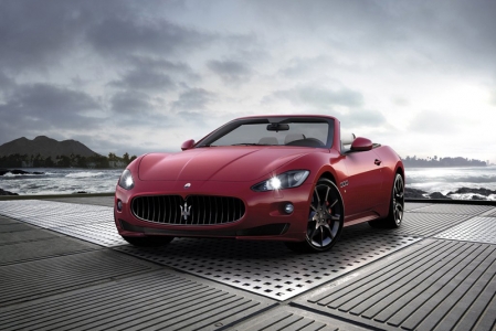 Visually, the Maserati GranCabrio Sport is characterized by a more-pronounced dynamic look. This look begins with the GranCabrio's distinctive nose and continues with a host of small, perfectly integrated changes throughout the body and the interior.