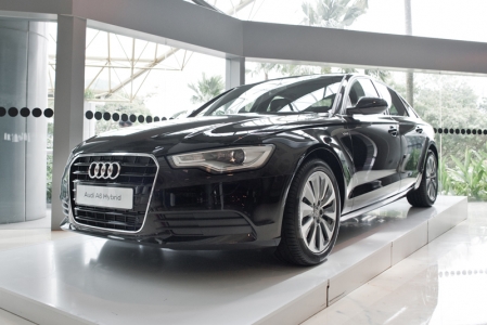 The Audi A6 hybrid can drive at up to 100 km/h purely on electric power and has a range of three kilometers at a constant 60 km/h. It can also drive using the combustion engine alone or in hybrid mode. 