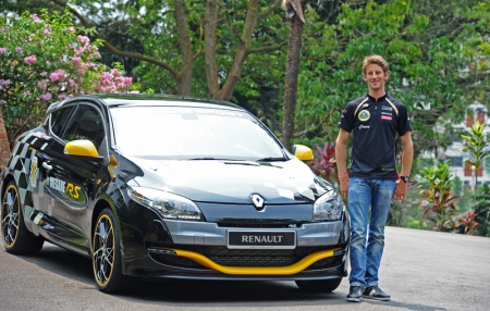 By selecting the Sport Mode, the driver can benefit from a peak power of 265 hp and up to 360 Nm of torque for even crisper acceleration response. Thanks to this Renault Sport innovation, it is possible to use MÃ©gane R.S.’s potential to the full, notably on tracks. At the same time, the sound produced by MÃ©gane R.S.’s engine has been revised to ensure a satisfying pitch at all revs thanks a more open exhaust design and a reinforced sound pipe.