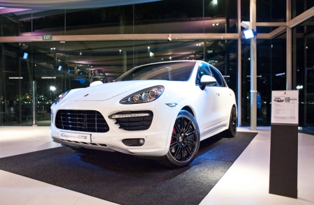 The Cayenne GTS features signature trims in high-gloss black, prominent side skirts and wider wheel arches. The launch model had glossy black wheels in a huge and delicious 21