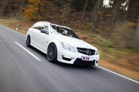 To maximise driving feedback, the car has to be set up just right. KW takes care of this by allowing the driver to adjust the characteristics of the front and rear dampers independently, while still remaining true to the high safety standards of the C63 AMG set by Mercedes Benz. The “Comfort” damper setup has a very soft damping (displayed in the App with 0%), while the “Sport+” damper setup is much harder(displayed in the App with 100%). However, controlling the dampers via the app is an option that involves the installation of a W-LAN module. Once that is installed, the unit uses secured WiFi to communicate with the iPhone.