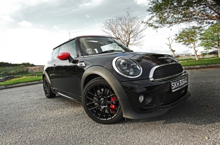 Our test-car was finished in black and matched with glossy black wheels. Racing stripes, wing mirrors and brake calipers were peppered in red, and the result is a rather mean looking supermini that looks ready to take on cars twice its size.