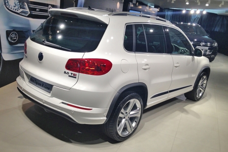 Not quite enjoying the same full-fledged performance status as its R models, R-Line is instead more akin to BMW’s M-Sport: appearance packages for its ordinary models to look like their more sporting stablemates. As such, the Tiguan R-Line features body-coloured front, rear and side skirts with a purposeful looking rear diffuser, as well as a roof spoiler and new 19-inch ‘Mallory’ alloys with beefy 225/40 tyres.