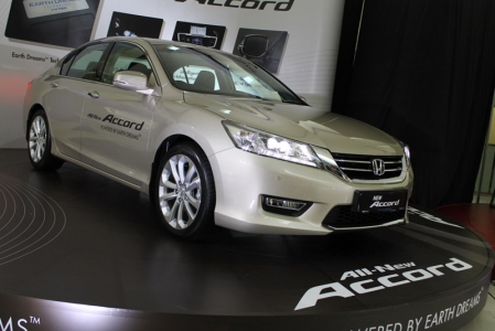 With that, the new Accord’s focus is definitely on comfort and refinement. Even though the overall dimensions have shrunk slightly compared to the old one (90 and 25mm shorter in length and wheelbase respectively), interior space is claimed to have grown, particularly in terms of legroom and boot space. The cabin features a full colour 8-in touchscreen display for the 16GB audio and navigation system, Bluetooth functions, and reverse camera. There is also an Active Noise Control system that emits background sounds at certain frequencies via the speakers to cancel out engine and road noise.