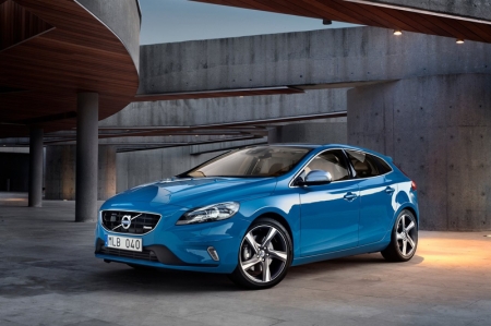 The V40 was unveiled last year as an in-between successor of both the S40 and V50, but for some reason we only received the jacked-up Cross Country version. Now though, local dealer Wearnes Automotive has followed up on its success and launched the V40 R-Design, a lowered, sportier version of the car.