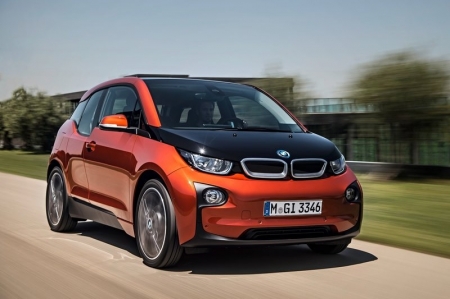 The first fruit borne of this effort is the little i3 electric city car. And we do mean little — at 3,999 mm in length, 1,775 mm in width and 1,578 mm in height, the i3 is 326 mm shorter, 10 mm wider and 158 mm taller than BMW’s smallest model, the 1-Series. Unlike most EVs, it’s light too. Thanks to an aluminium chassis, and the world’s first mass produced carbonfibre-reinforced-plastic (CFRP) monocoque body, the i3 weighs in at a relatively paltry 1,195 kg. This means that fewer batteries are required to provide propulsion for the car, which has the knock-on effect of reducing weight further still. The inherent strength of carbonfibre also means that the i3 can afford to do without a B-pillar, combining with the suicide rear doors to make a massive aperture.