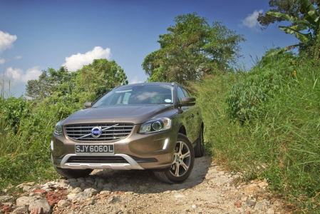 The facelift for the XC60 really is just that — a slight refinement of its aesthetics while leaving the mechanicals untouched. Compared to the old model, most of the changes have been made to the front end: the headlamp cluster is now a single unit, the grille is wider and has been de-chromed, and DRLs have been installed. The entire body is also now shorn of all black plastic cladding, reflecting the fact that this car’s home is on the blacktop, not the rough stuff. 