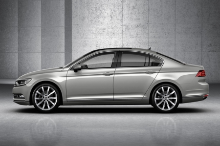 At 4,767 mm long, the saloon is two millimetres shorter than the previous model, while the wheelbase is 79 mm longer at 2,791 mm and therefore the body overhangs significantly shorter. At the same time, the Passat is 14 mm lower at 1,456 mm, and 12 mm wider at 1,832 mm.