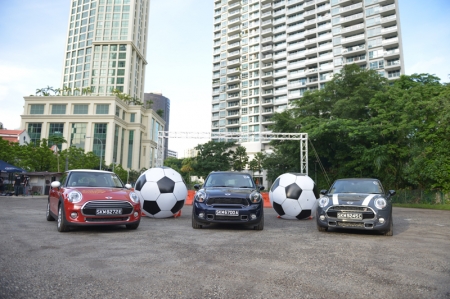 Recently, BMW Asia invited Burnpavement to sample the new MINIs first hand on a specially designed course: Zouk’s car park area. Knowing it was all loose gravel, I anticipated lots of slippin’ and sliding’ the entire day…