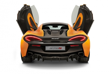 The intricately designed dihedral doors, a McLaren design signature since the iconic F1, possess a three dimensional form including a ‘floating’ door tendon which houses a discreet door button. This unique feature divides the airflow, channelling it into the side intakes and underneath the flying buttresses. This architectural structure ensures drag is minimised along the profile of the 570S, while also optimising levels of cooling and downforce.