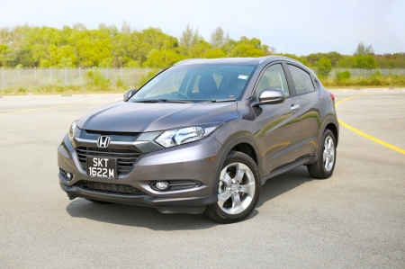 The car we have here today is the highest specced HR-V LX Premium. The car looks great from afar. Even up close, the rakish lines and abundance of curves do the HR-V lots of favours in the image department. Trendy and modern-looking, the HR-V is a really striking SUV, much like the first generation HR-V that was launched here some 15 years ago. Unlike the first HR-V though, the new one doesn’t come in a 3-door variant. However, it has combined the look by having a concealed rear door handle like the Alfa Romeo 156, 147 and more recently, the Giulietta (the new Civic hatchback will have them too).